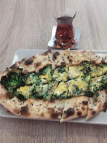 Pide Mit Spinat Und Weichkäse